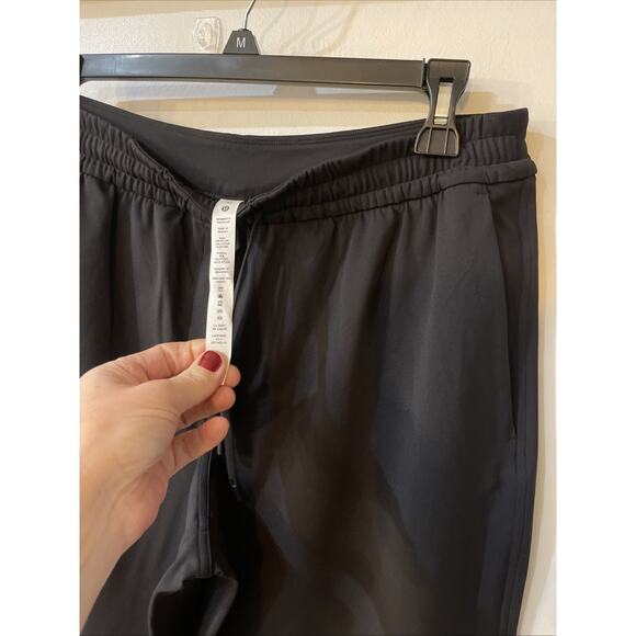 NEW LULULEMON Mens Daydrift Classic-Fit Trouser Reg Size MED Black Elastic Waist - Picture 4 of 8